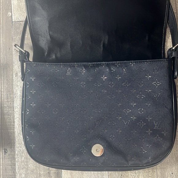 LOUIS VUITTON Giraffe CONTE DE FÉES Adjustable Crossbody. Soft satin material! - Picture 6 of 11